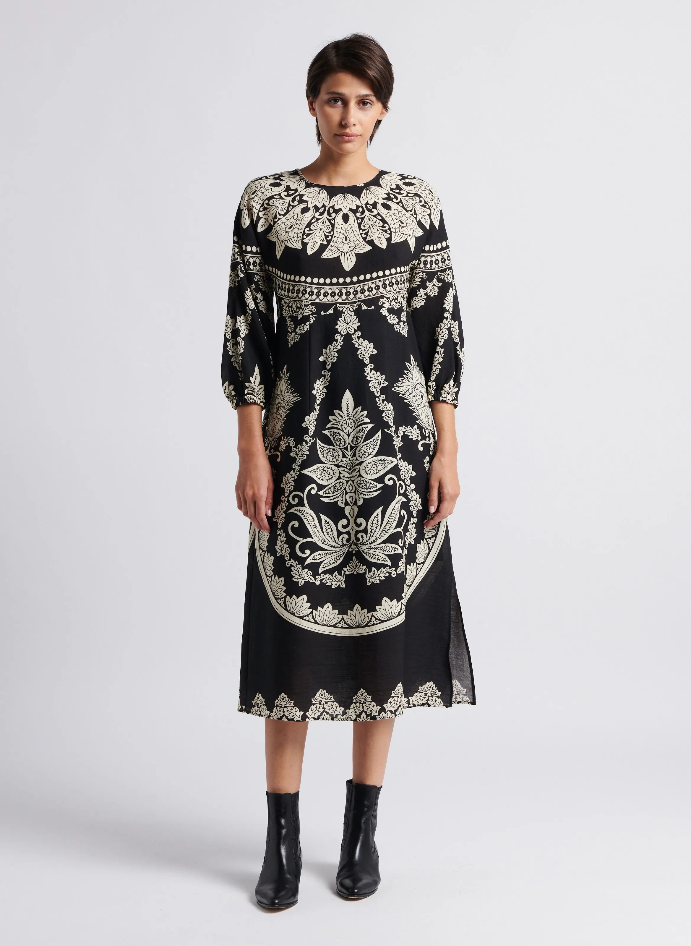 AMALIA - Vestido largo estampado con cuello redondo en negro