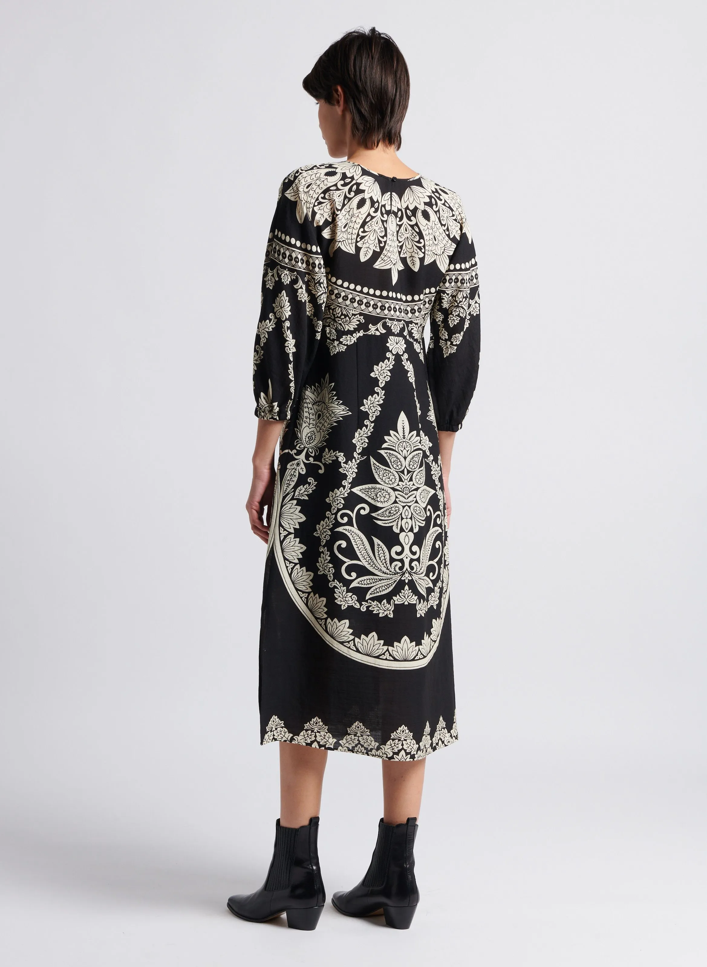 AMALIA - Vestido largo estampado con cuello redondo en negro