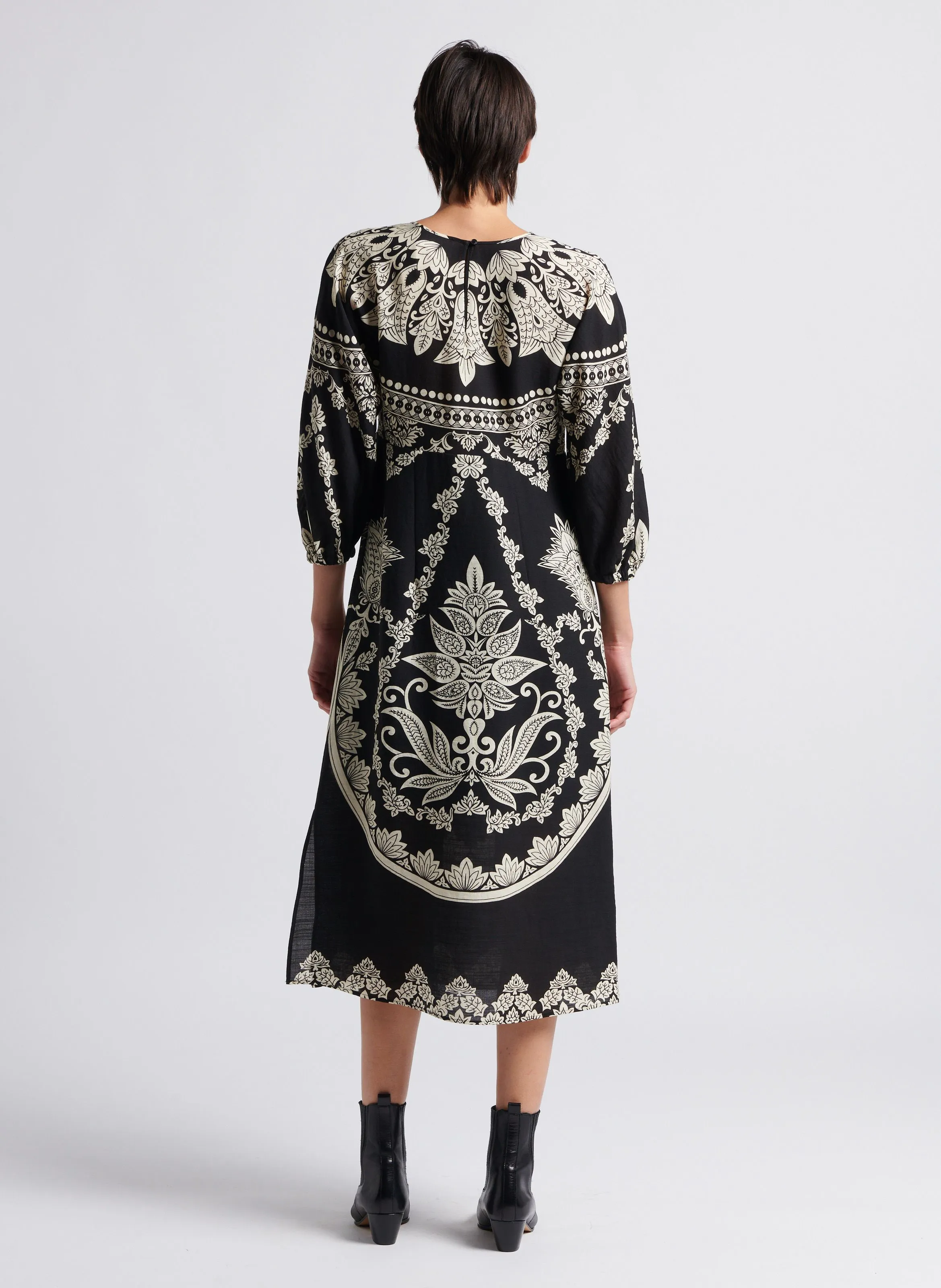 AMALIA - Vestido largo estampado con cuello redondo en negro
